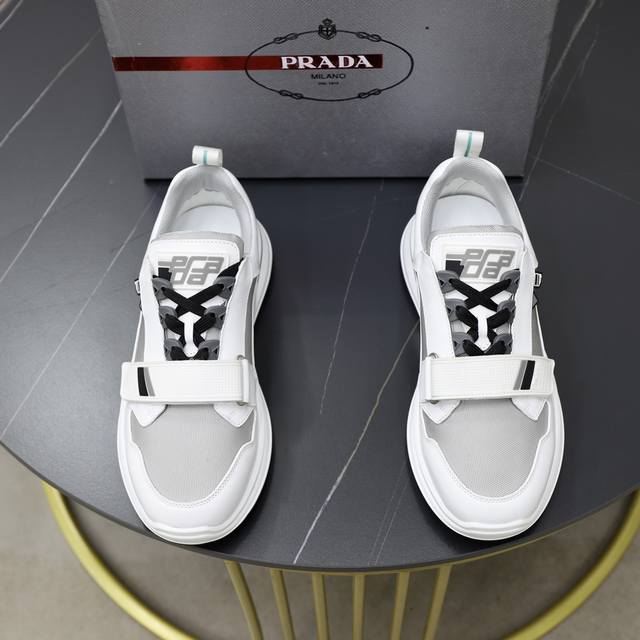 出厂价： Prada 普拉达 -高端品质 原单 -鞋面：纳帕小牛皮、品牌帆布布匹、鞋舌品牌logo -内里：品牌帆布，垫脚；水染牛皮 -大底：超轻tpu发泡 橡